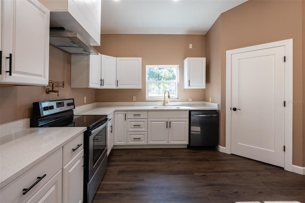 На продажу: $549,000 (3 спален, 2 ванн, 2635 Квадратных фут)