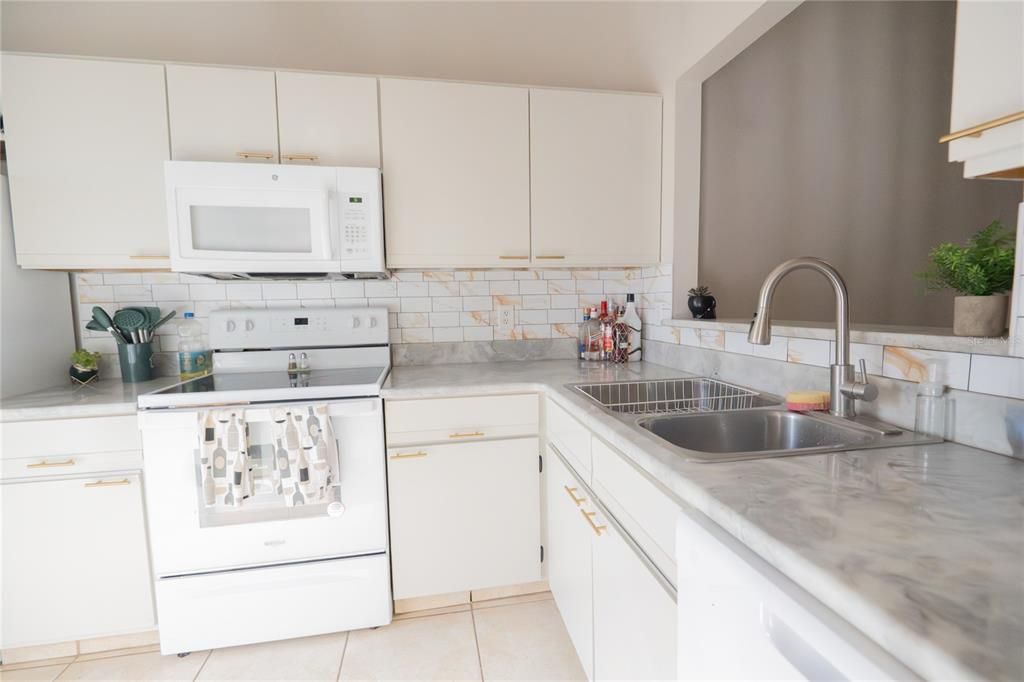 En Venta: $215,000 (2 camas, 2 baños, 938 Pies cuadrados)