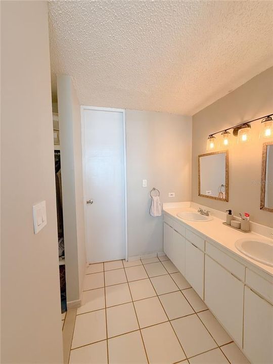 Под контрактом: $285,000 (3 спален, 2 ванн, 1851 Квадратных фут)