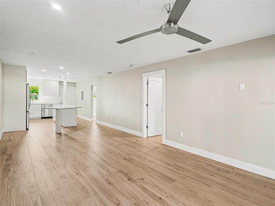 待售: $289,900 (2 贝兹, 2 浴室, 874 平方英尺)