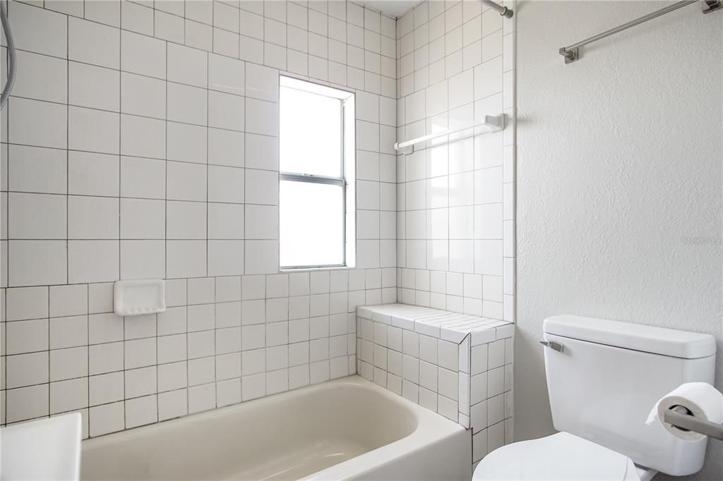 出租: $975 (1 贝兹, 1 浴室, 432 平方英尺)