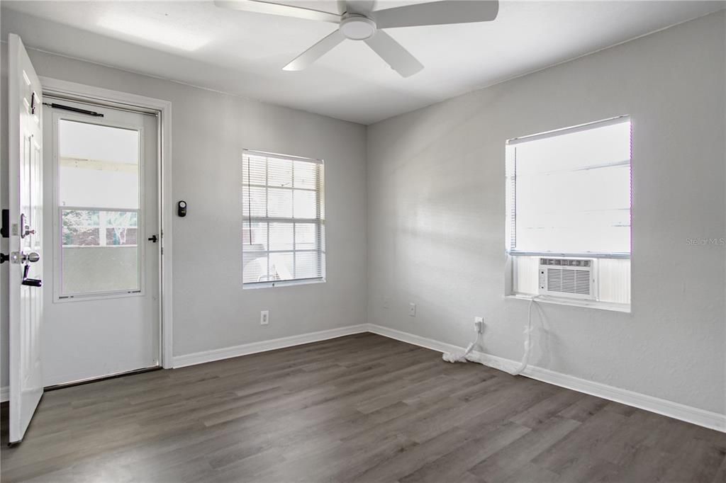 出租: $975 (1 贝兹, 1 浴室, 432 平方英尺)