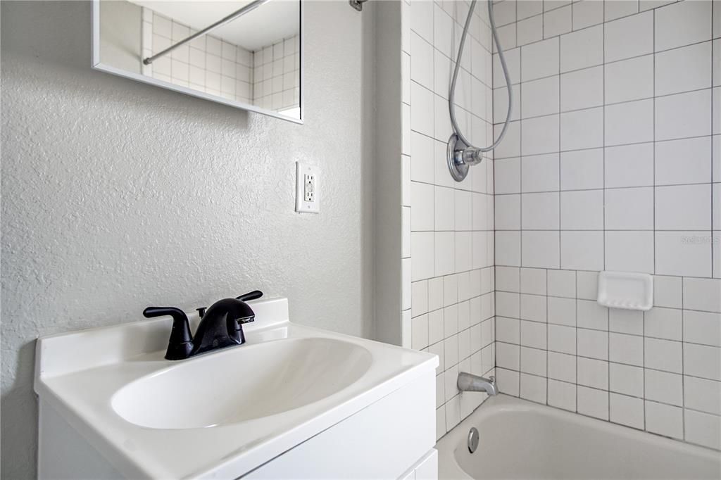 出租: $975 (1 贝兹, 1 浴室, 432 平方英尺)