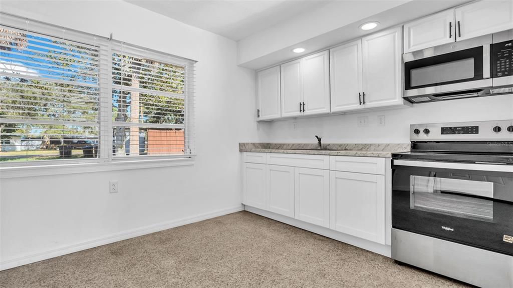 待售: $215,000 (2 贝兹, 1 浴室, 744 平方英尺)