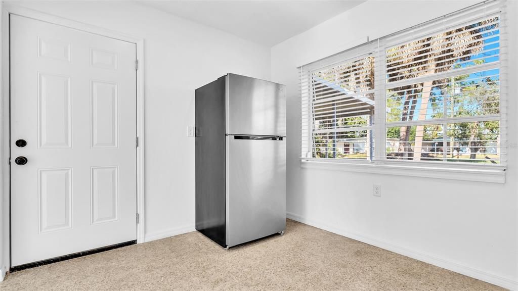 待售: $215,000 (2 贝兹, 1 浴室, 744 平方英尺)