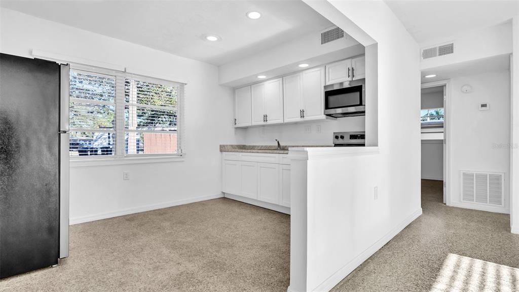 待售: $215,000 (2 贝兹, 1 浴室, 744 平方英尺)