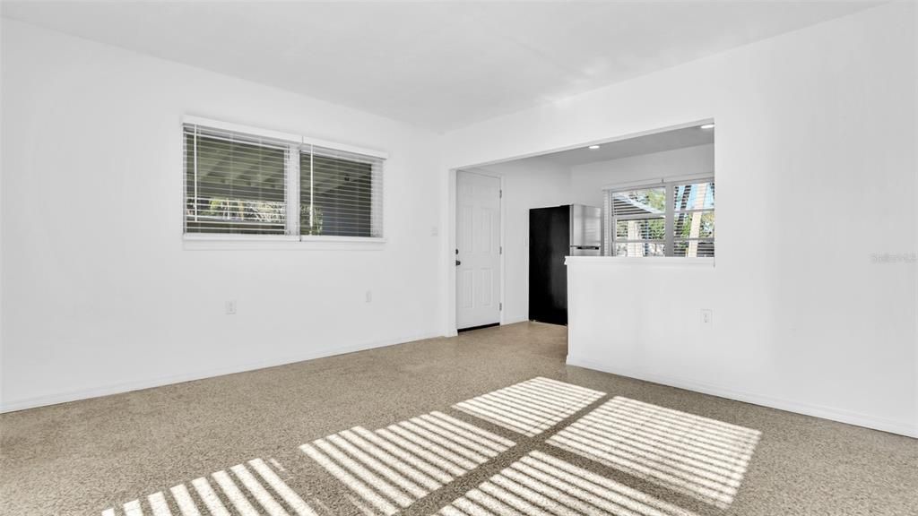 待售: $215,000 (2 贝兹, 1 浴室, 744 平方英尺)