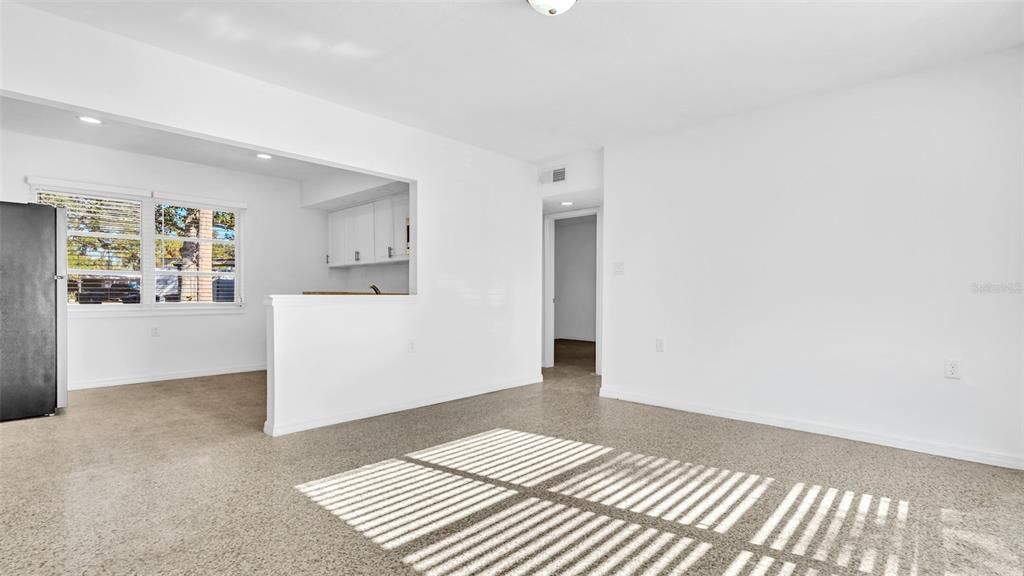 待售: $215,000 (2 贝兹, 1 浴室, 744 平方英尺)