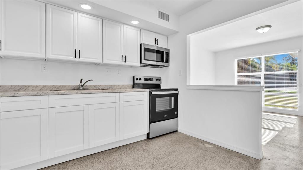 待售: $215,000 (2 贝兹, 1 浴室, 744 平方英尺)