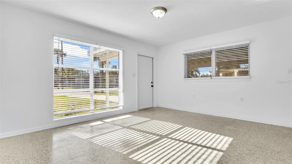 待售: $215,000 (2 贝兹, 1 浴室, 744 平方英尺)