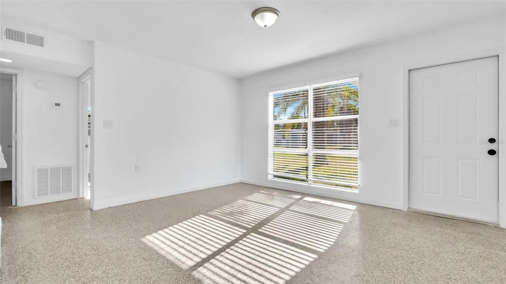 待售: $215,000 (2 贝兹, 1 浴室, 744 平方英尺)