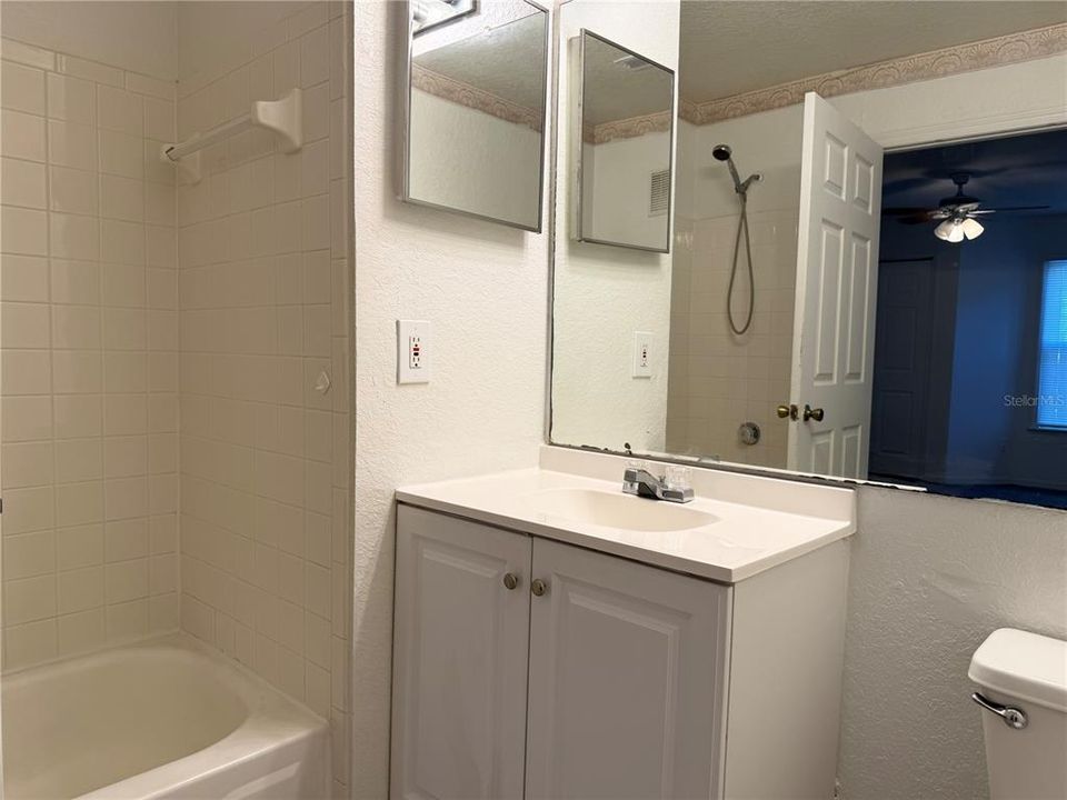 На продажу: $235,000 (2 спален, 2 ванн, 1003 Квадратных фут)