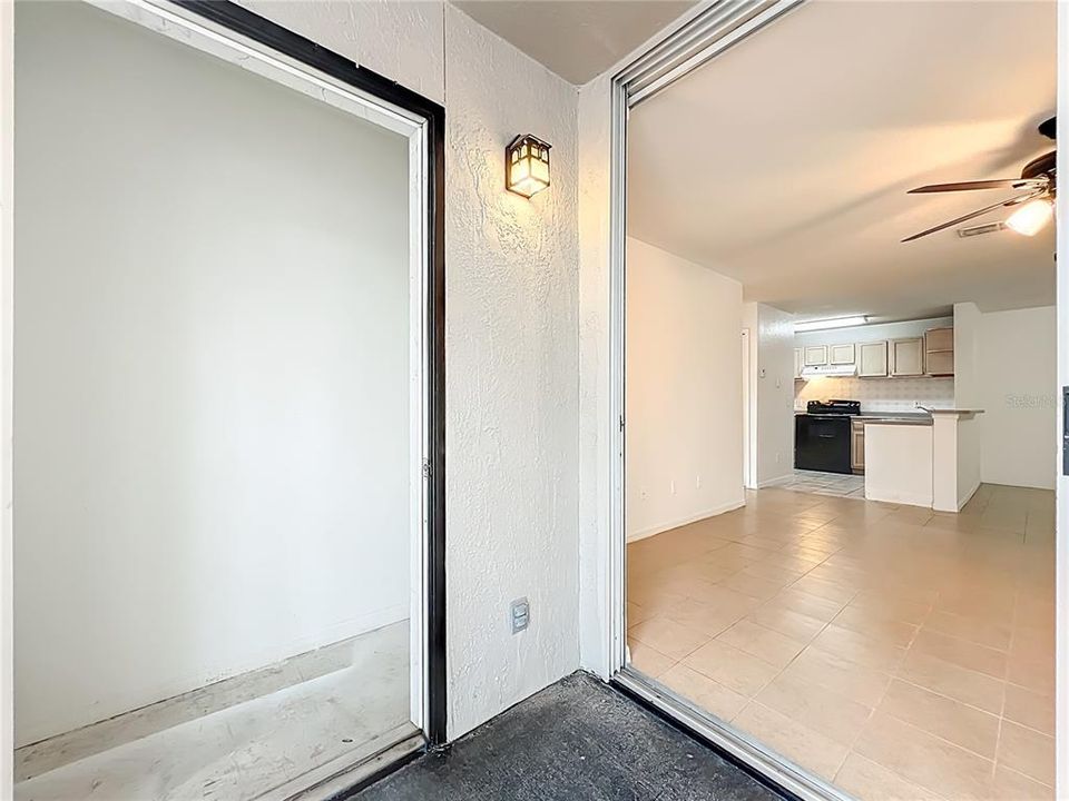 合同活跃: $179,999 (2 贝兹, 2 浴室, 1003 平方英尺)