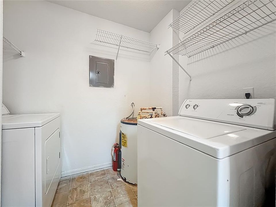 合同活跃: $179,999 (2 贝兹, 2 浴室, 1003 平方英尺)