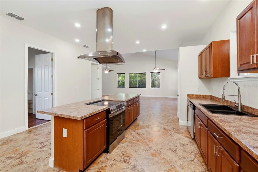 出租: $3,800 (3 贝兹, 3 浴室, 3125 平方英尺)