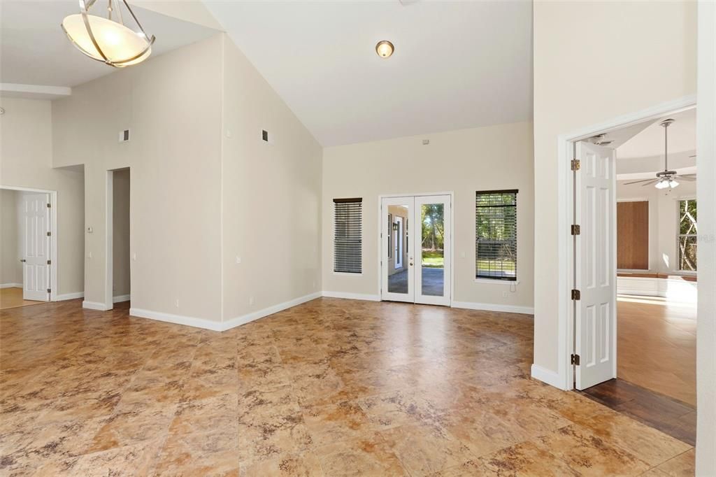 出租: $3,800 (3 贝兹, 3 浴室, 3125 平方英尺)