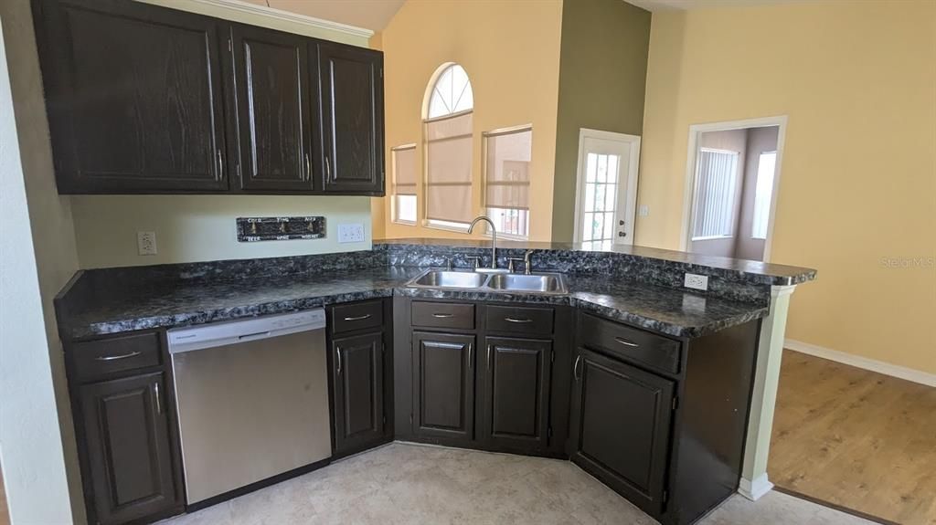 На продажу: $411,000 (3 спален, 2 ванн, 1687 Квадратных фут)