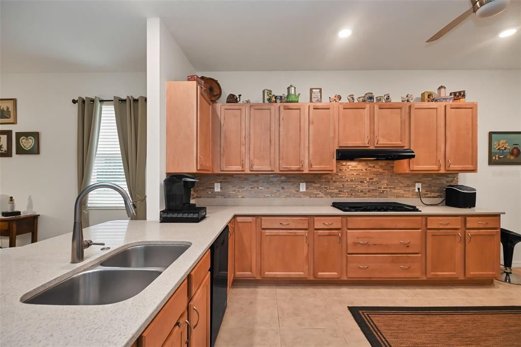 For Sale: $270,000 (2 beds, 2 baths, 1495 Square Feet)