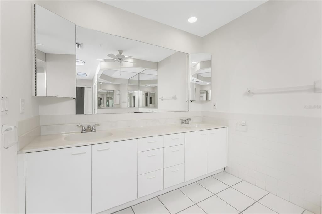 For Sale: $300,000 (2 beds, 2 baths, 1877 Square Feet)