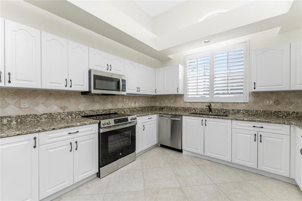 For Sale: $300,000 (2 beds, 2 baths, 1877 Square Feet)