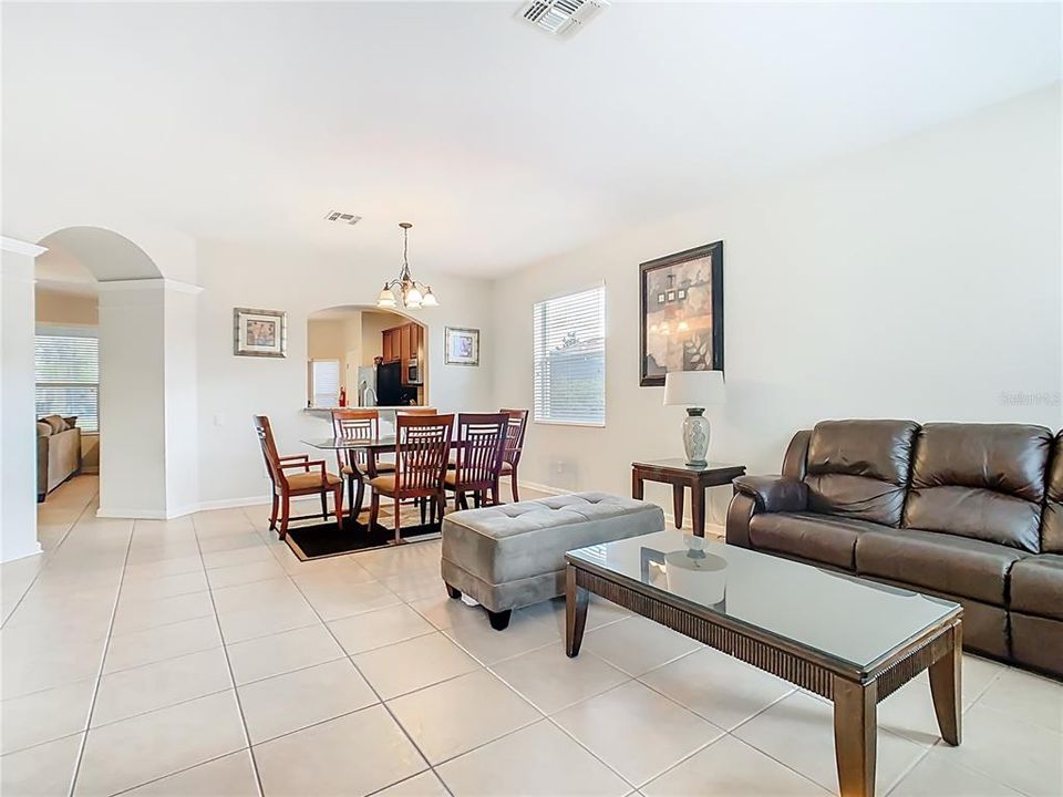 En Venta: $619,000 (6 camas, 4 baños, 2812 Pies cuadrados)