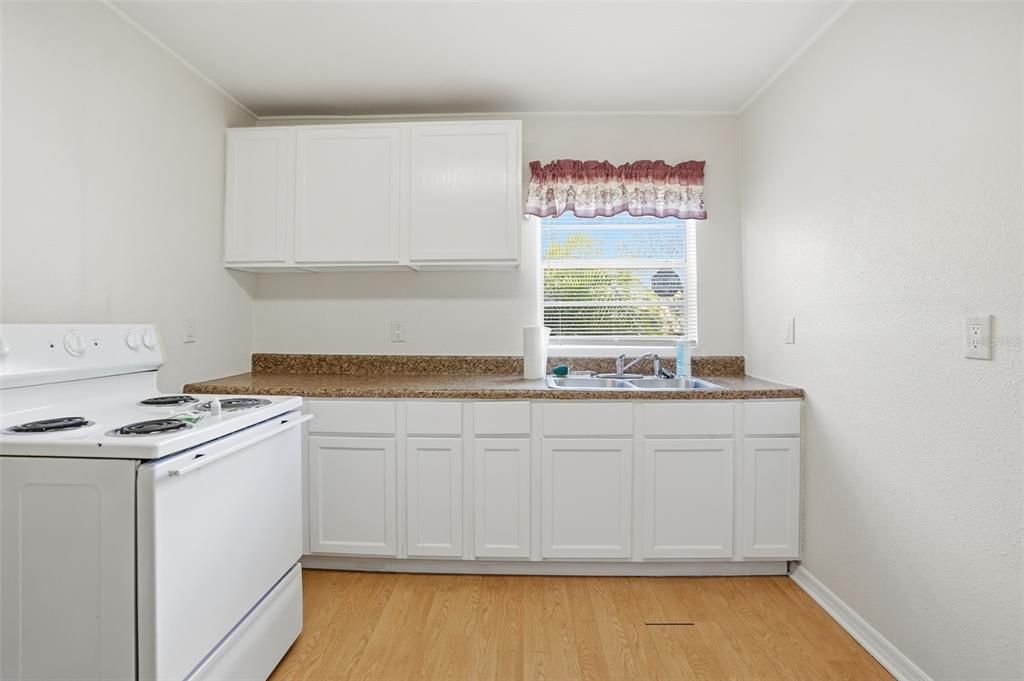 На продажу: $249,900 (2 спален, 1 ванн, 1108 Квадратных фут)