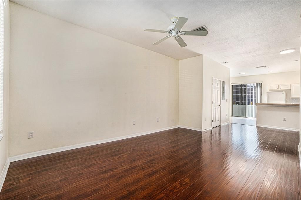 В аренду: $1,900 (2 спален, 2 ванн, 1216 Квадратных фут)