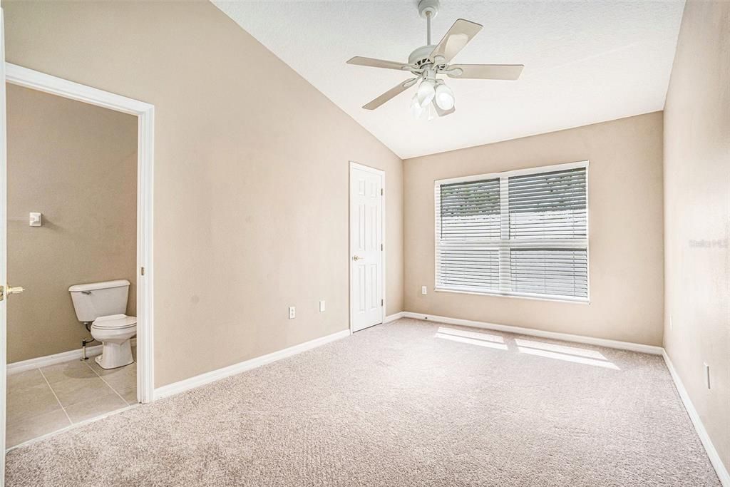 В аренду: $1,900 (2 спален, 2 ванн, 1216 Квадратных фут)