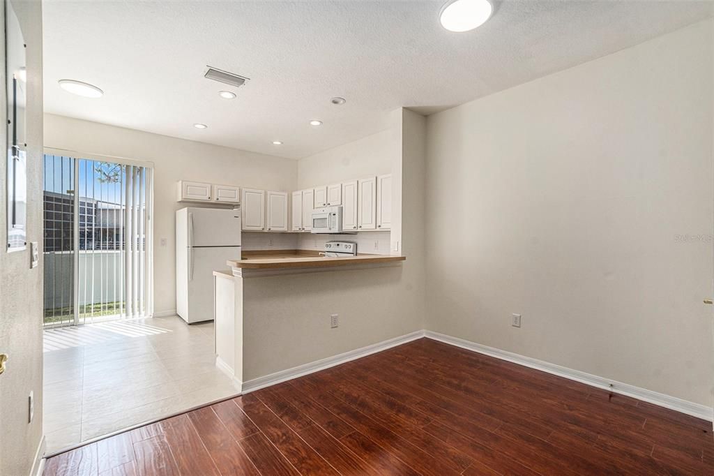 В аренду: $1,900 (2 спален, 2 ванн, 1216 Квадратных фут)