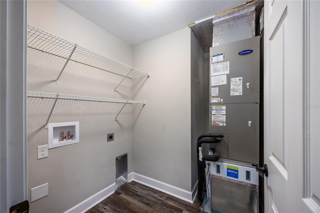 For Sale: $325,000 (3 beds, 2 baths, 1397 Square Feet)