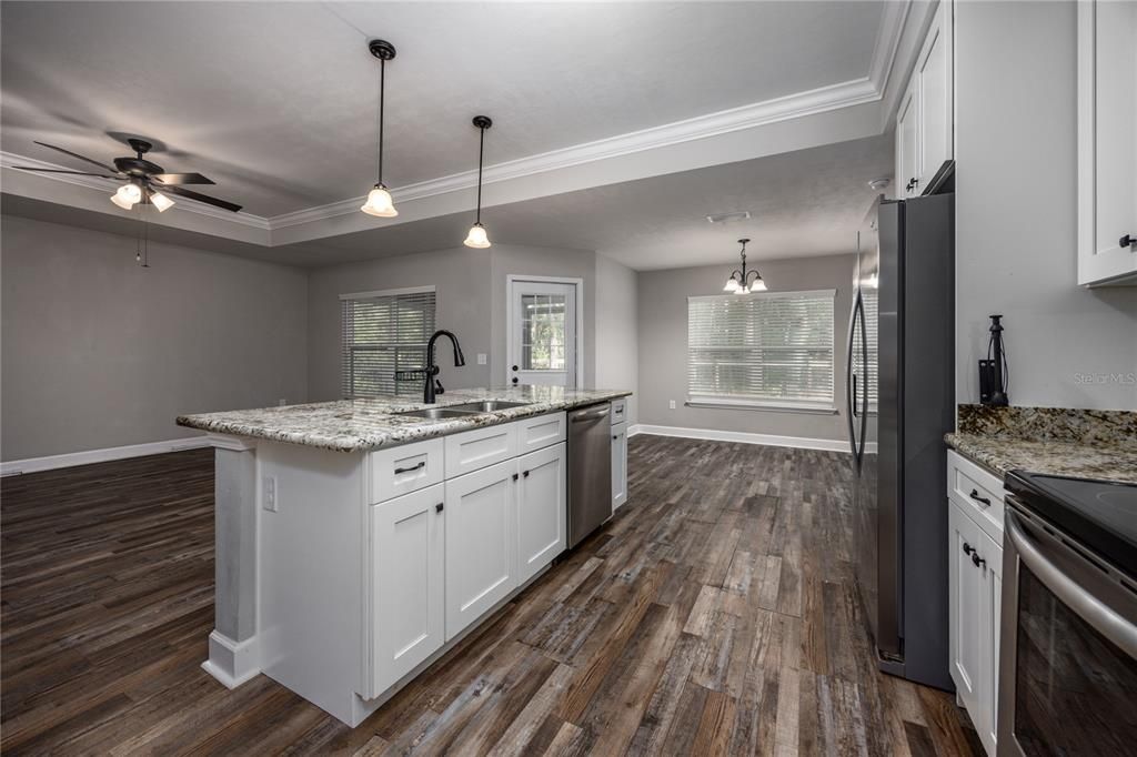 For Sale: $325,000 (3 beds, 2 baths, 1397 Square Feet)