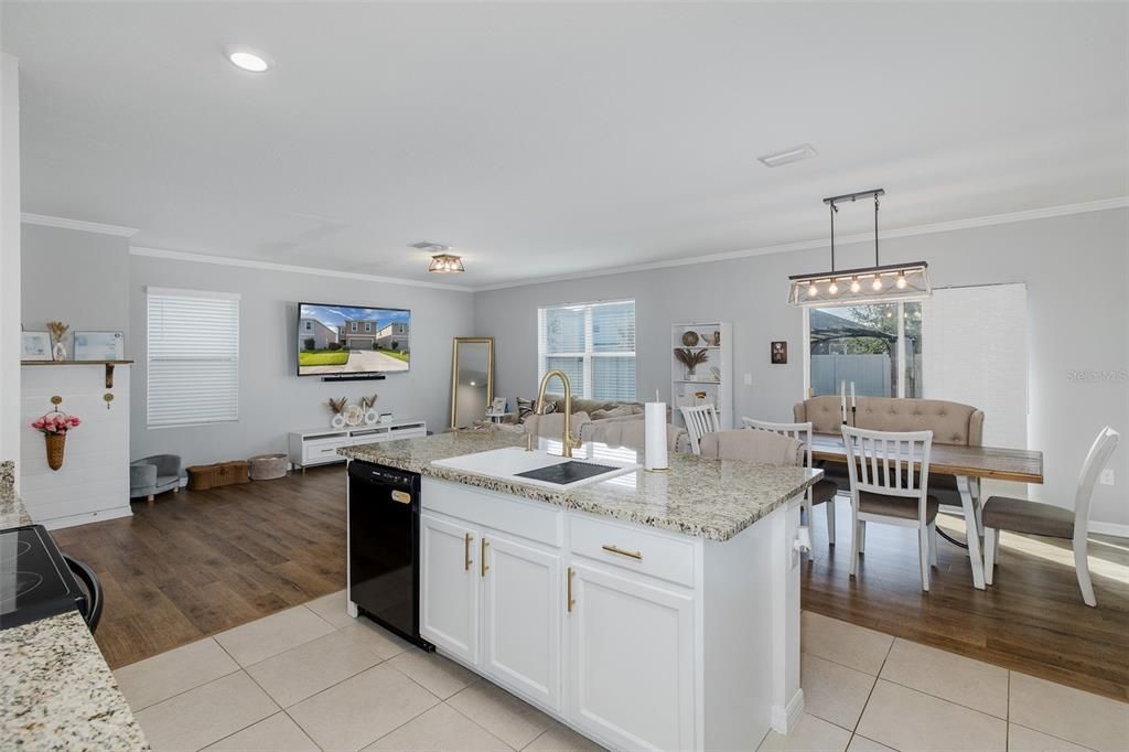 На продажу: $450,000 (4 спален, 2 ванн, 2007 Квадратных фут)