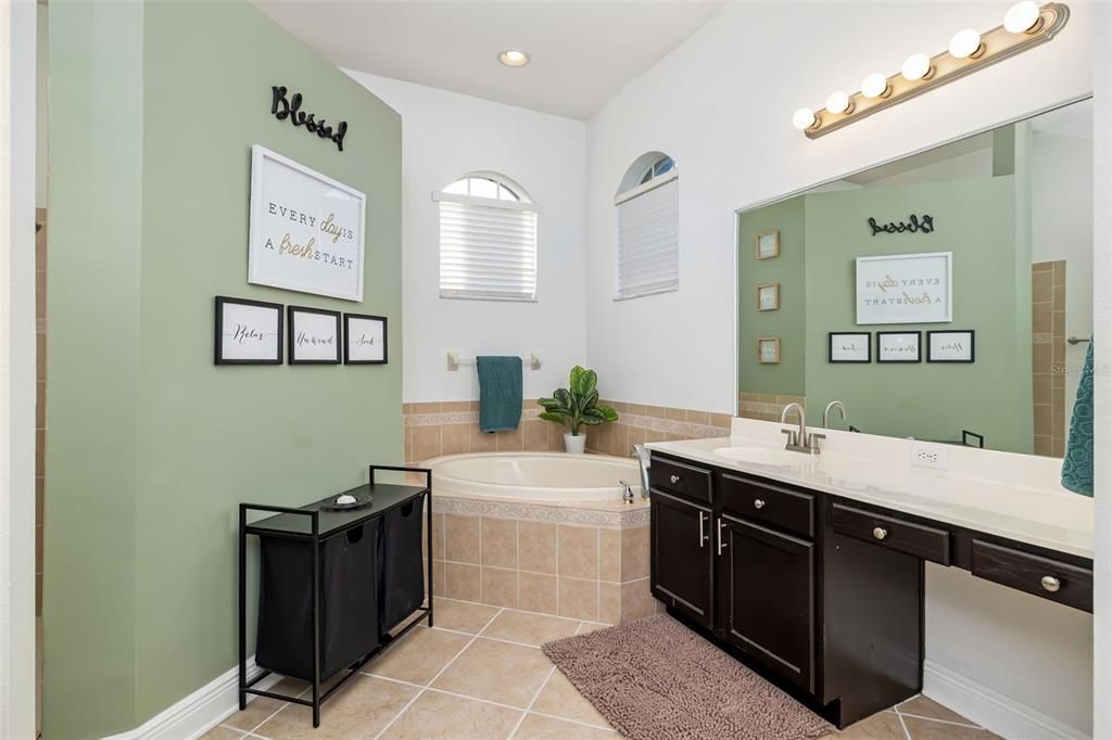 На продажу: $849,900 (4 спален, 3 ванн, 3282 Квадратных фут)