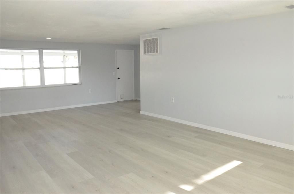 For Sale: $255,900 (2 beds, 2 baths, 1170 Square Feet)