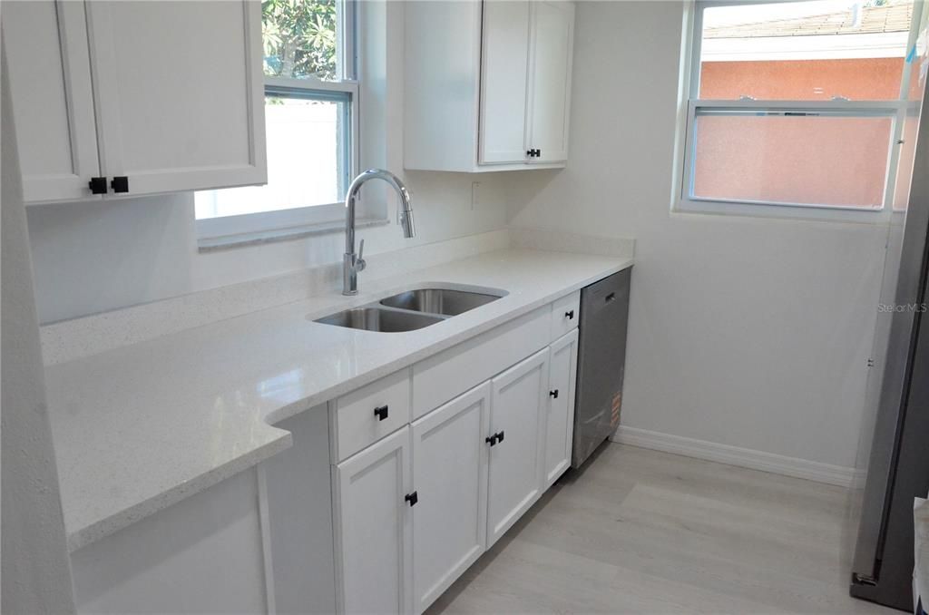 For Sale: $255,900 (2 beds, 2 baths, 1170 Square Feet)