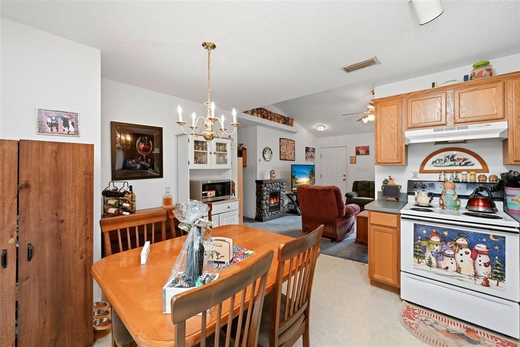 На продажу: $244,900 (3 спален, 2 ванн, 999 Квадратных фут)