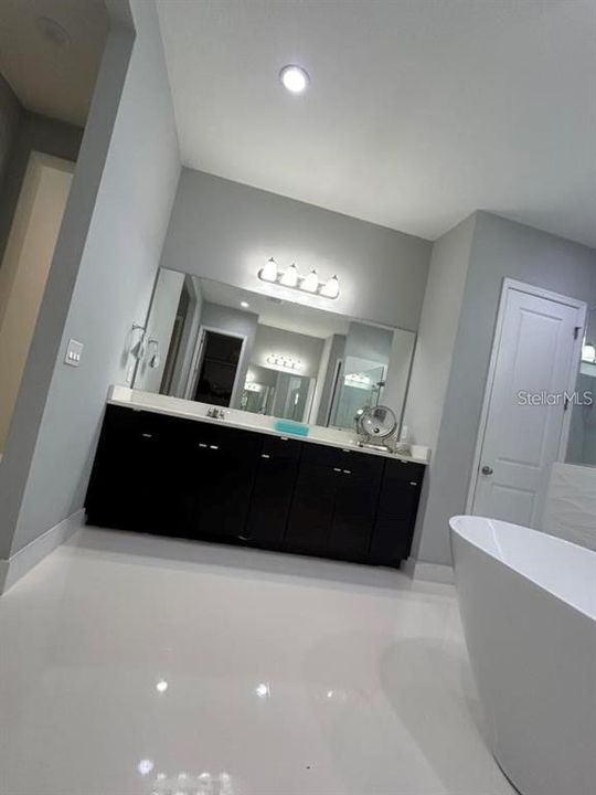 出租: $5,000 (5 贝兹, 4 浴室, 4121 平方英尺)