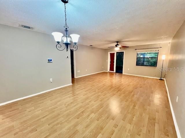 В аренду: $1,700 (2 спален, 2 ванн, 1120 Квадратных фут)