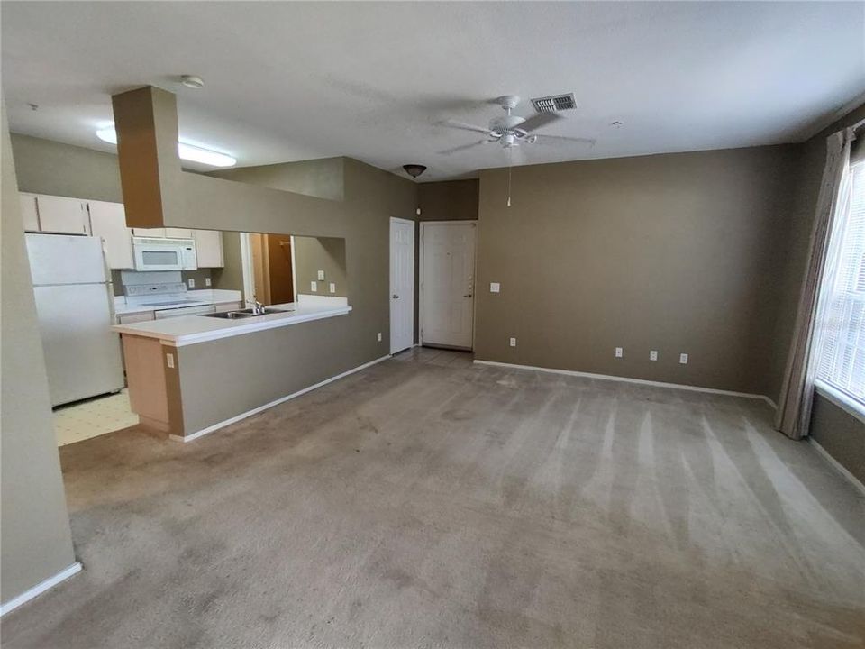 待售: $124,900 (1 贝兹, 1 浴室, 834 平方英尺)