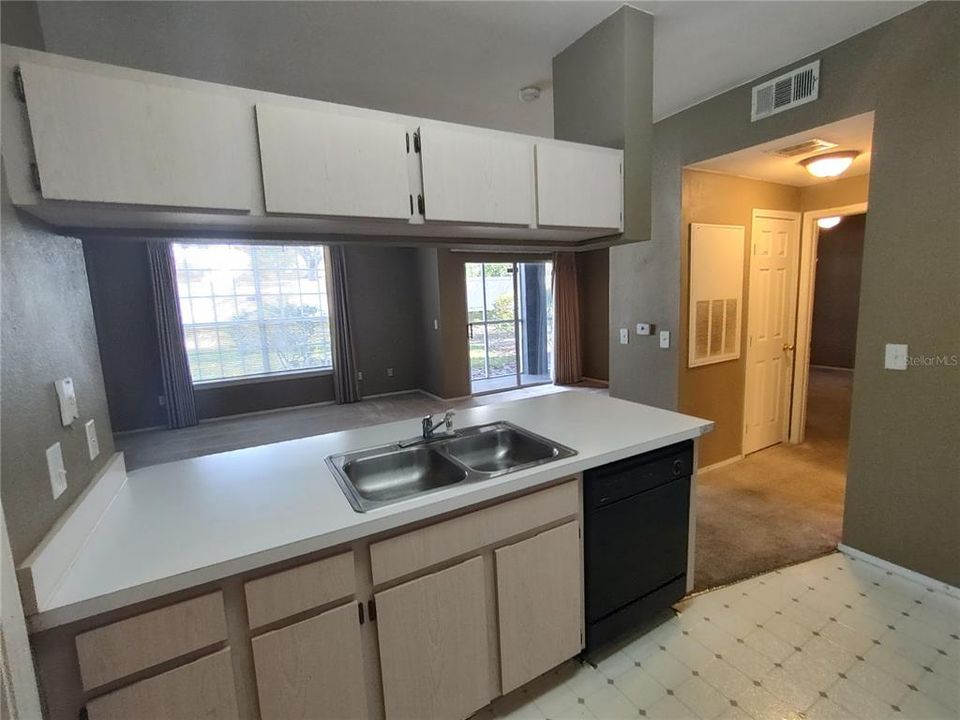 待售: $124,900 (1 贝兹, 1 浴室, 834 平方英尺)