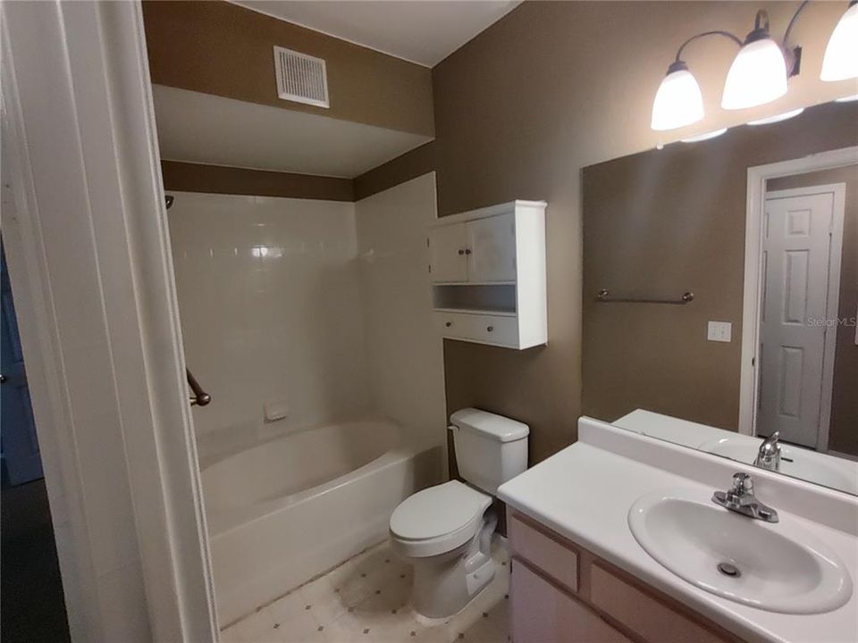 待售: $124,900 (1 贝兹, 1 浴室, 834 平方英尺)