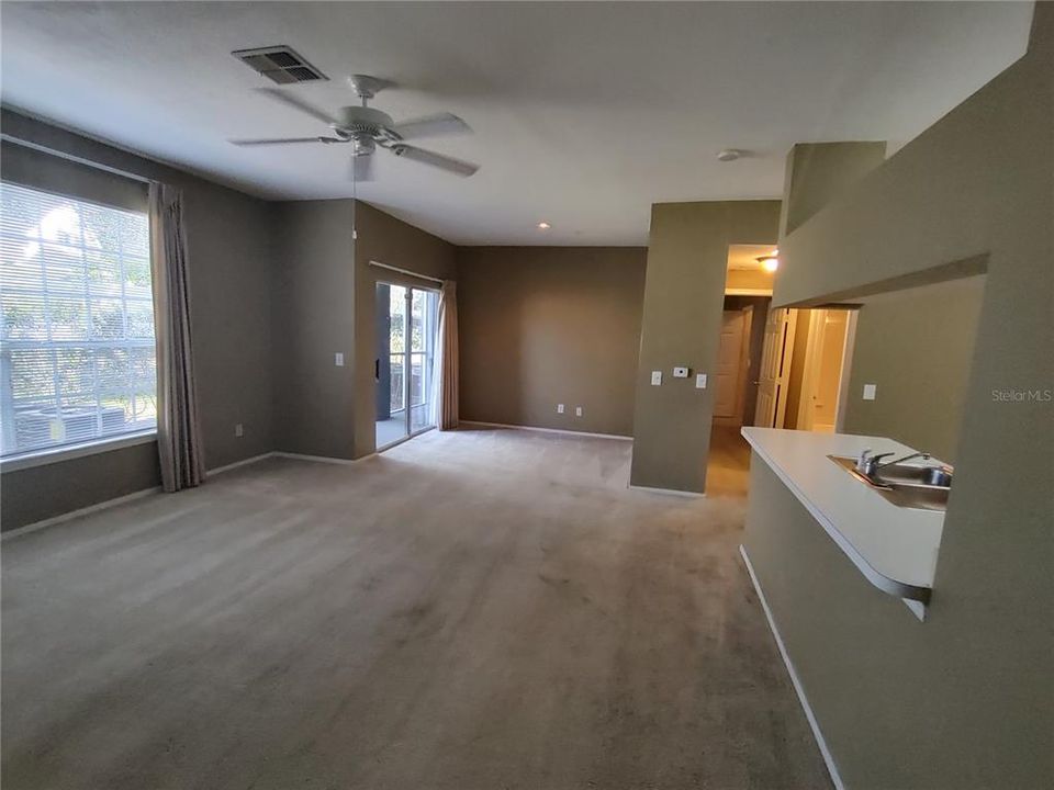 待售: $124,900 (1 贝兹, 1 浴室, 834 平方英尺)