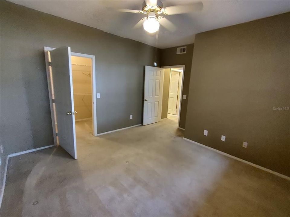 待售: $124,900 (1 贝兹, 1 浴室, 834 平方英尺)