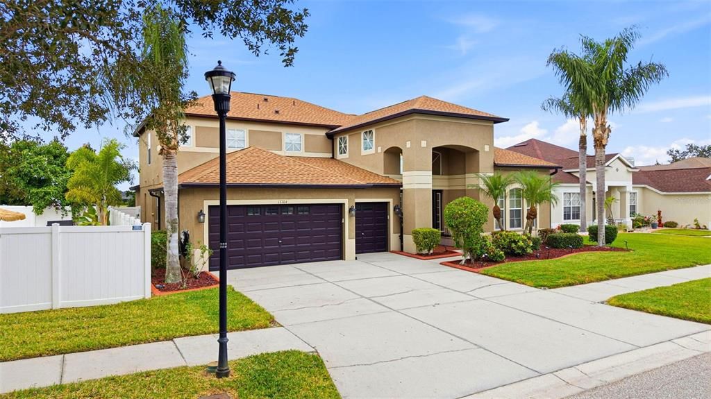 For Sale: $690,000 (4 beds, 4 baths, 3453 Square Feet)