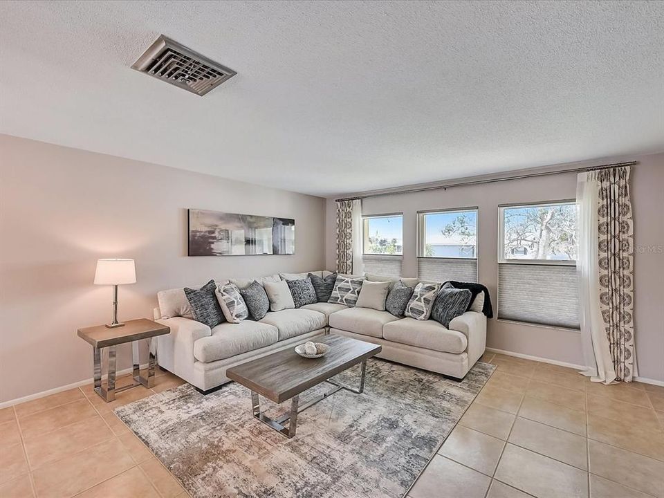 出租: $6,000 (2 贝兹, 2 浴室, 1867 平方英尺)