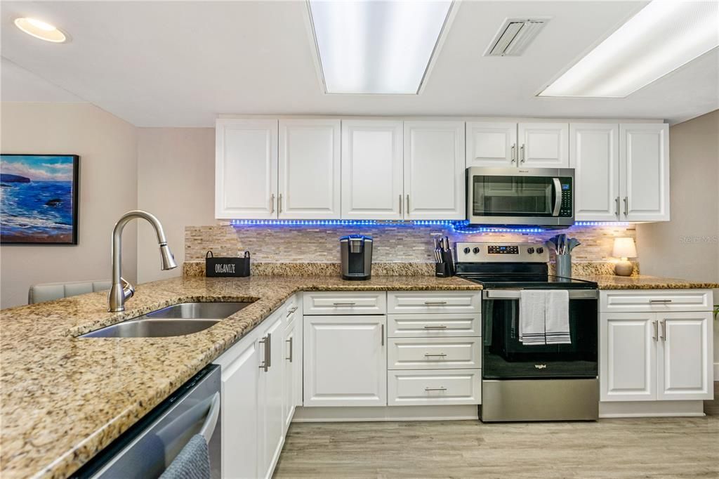 На продажу: $259,000 (2 спален, 2 ванн, 1400 Квадратных фут)