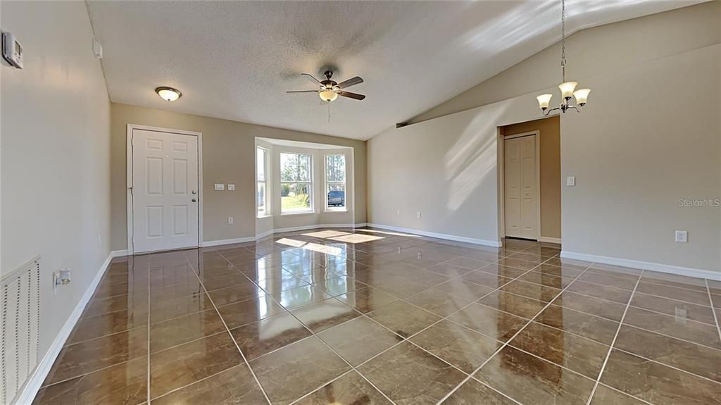 En Venta: $294,999 (3 camas, 2 baños, 1304 Pies cuadrados)