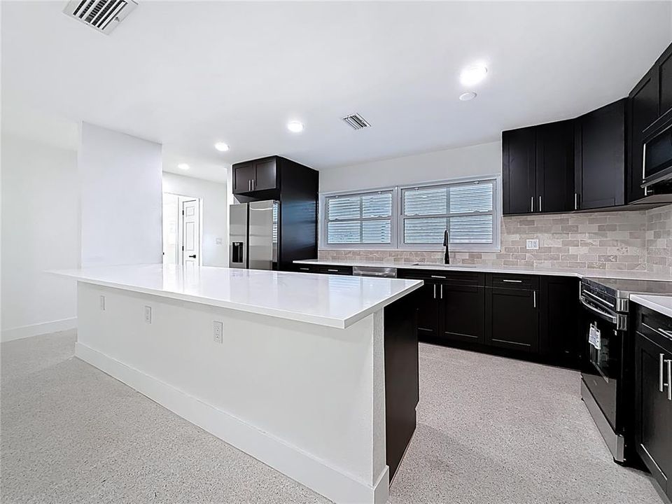 出租: $3,400 (3 贝兹, 2 浴室, 1263 平方英尺)