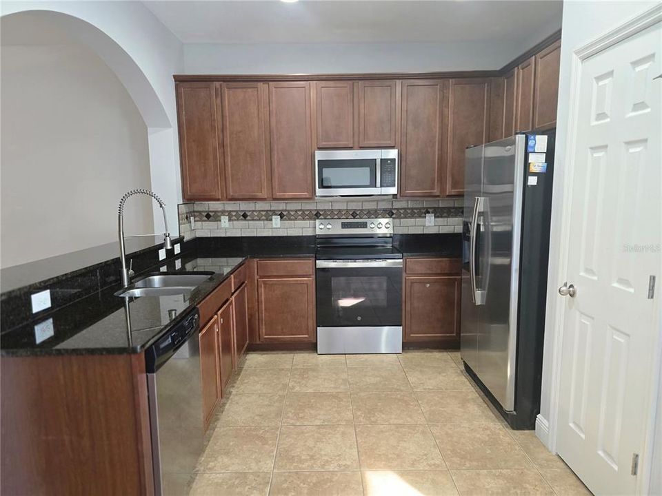 For Sale: $365,000 (2 beds, 2 baths, 1292 Square Feet)