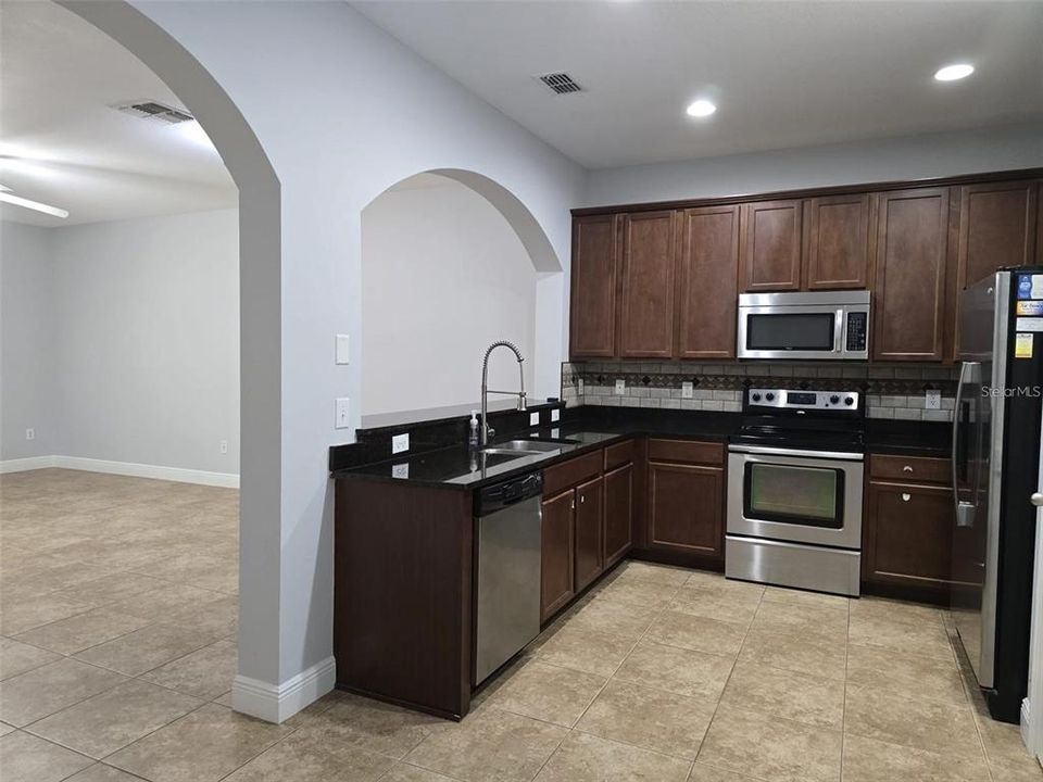 For Sale: $365,000 (2 beds, 2 baths, 1292 Square Feet)